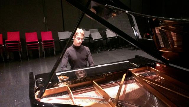 Евгений Златин на концерте в Моцартеуме.jpg