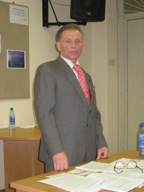 Выступает Ю.Н.Столяров.JPG